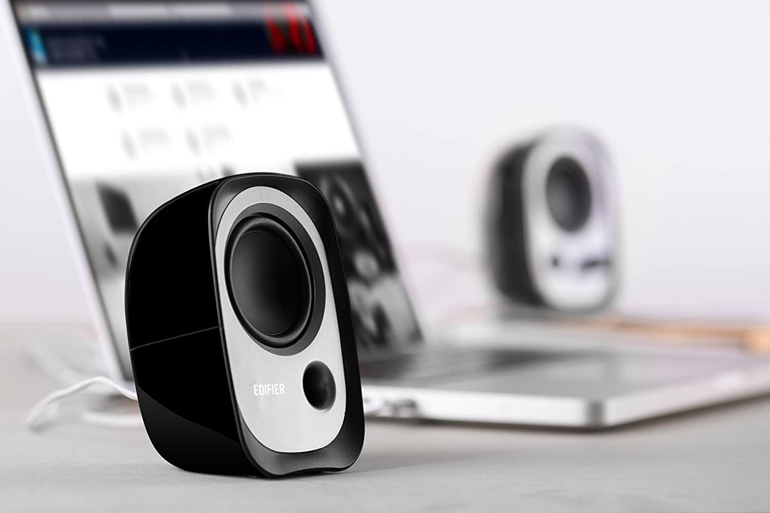 EDIFIER R12U - Kit d'enceintes 2.0 bureau USB Noir (4 Watts) Avec port Bass Reflex Port, Prise jack pour casque et bouton de réglage du volume